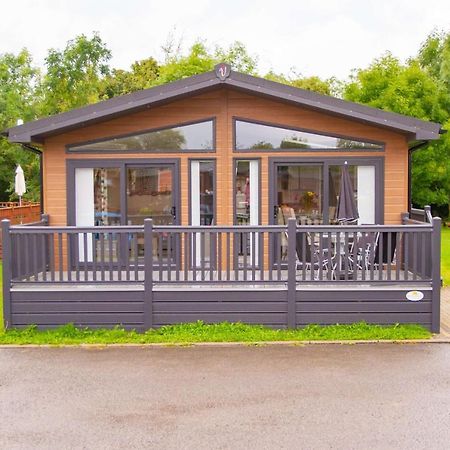 Penny Lodge With Hot Tub Malton Exterior photo
