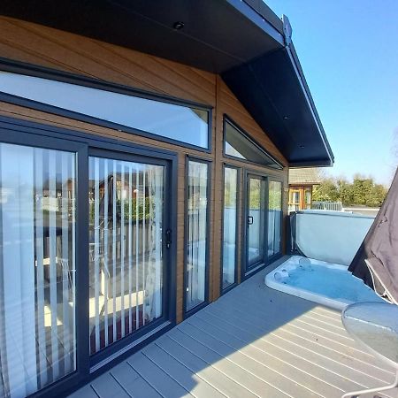 Penny Lodge With Hot Tub Malton Exterior photo